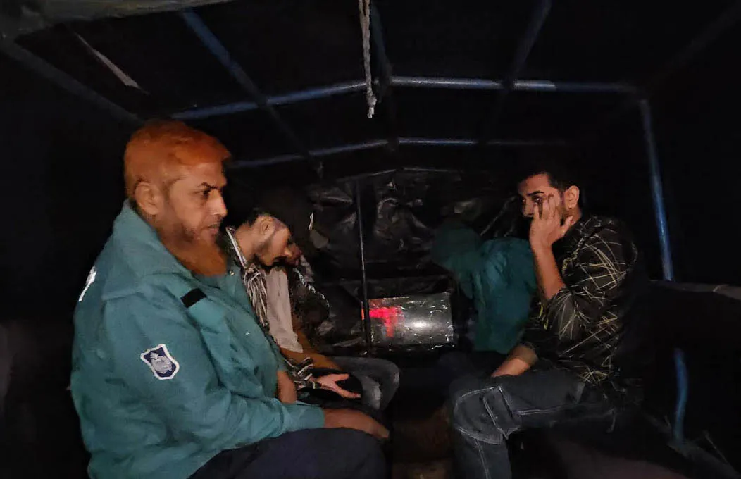 গাঁজা সেবনকালে পাঁচ রাবি শিক্ষার্থী আটক